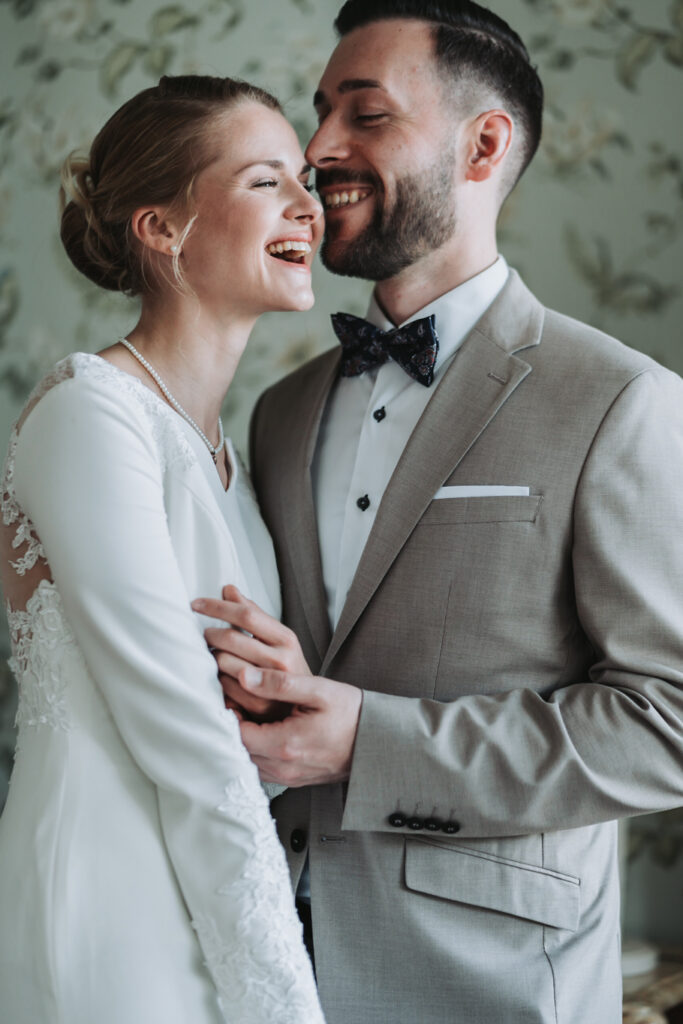 Styleshoot Alex und Partner-3 Brautpaarshooting, lachendes Brautpaar