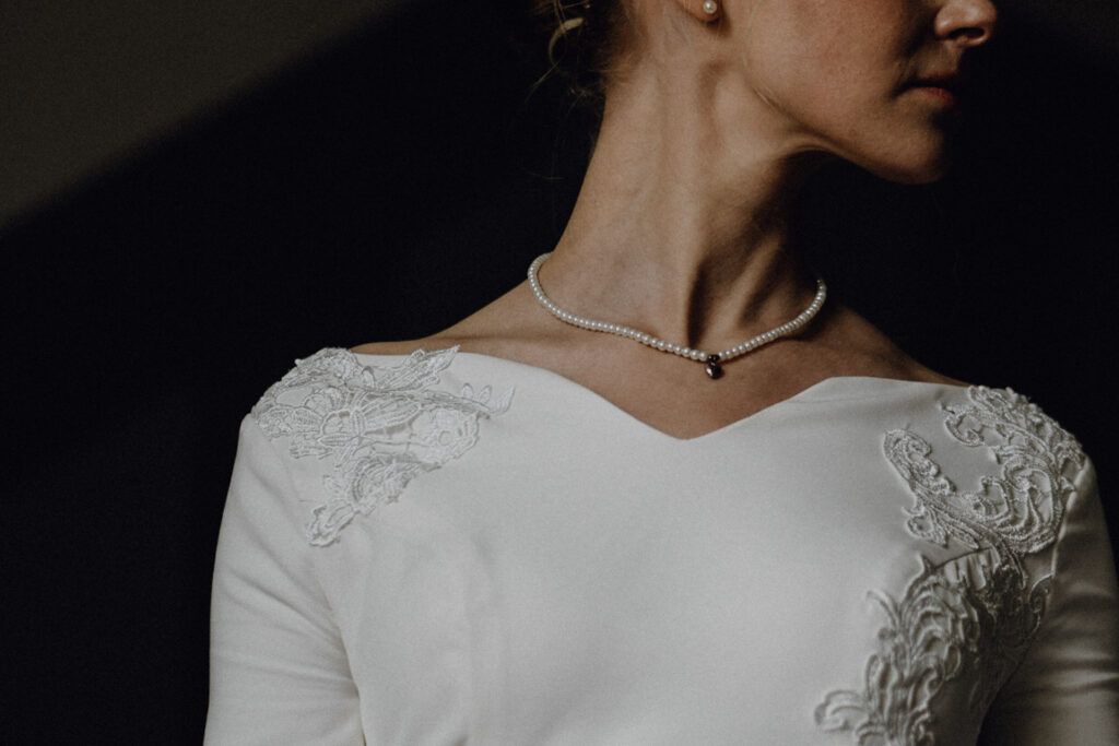 Styleshoot Alex und Partner-5 Detailaufnahme vom Oberkörper einer Braut