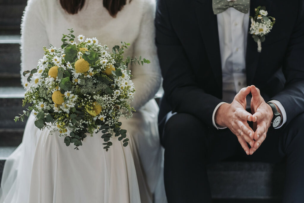 Annika und Birger Brautpaar auf Treppe sitzend im Harburger Rathaus
