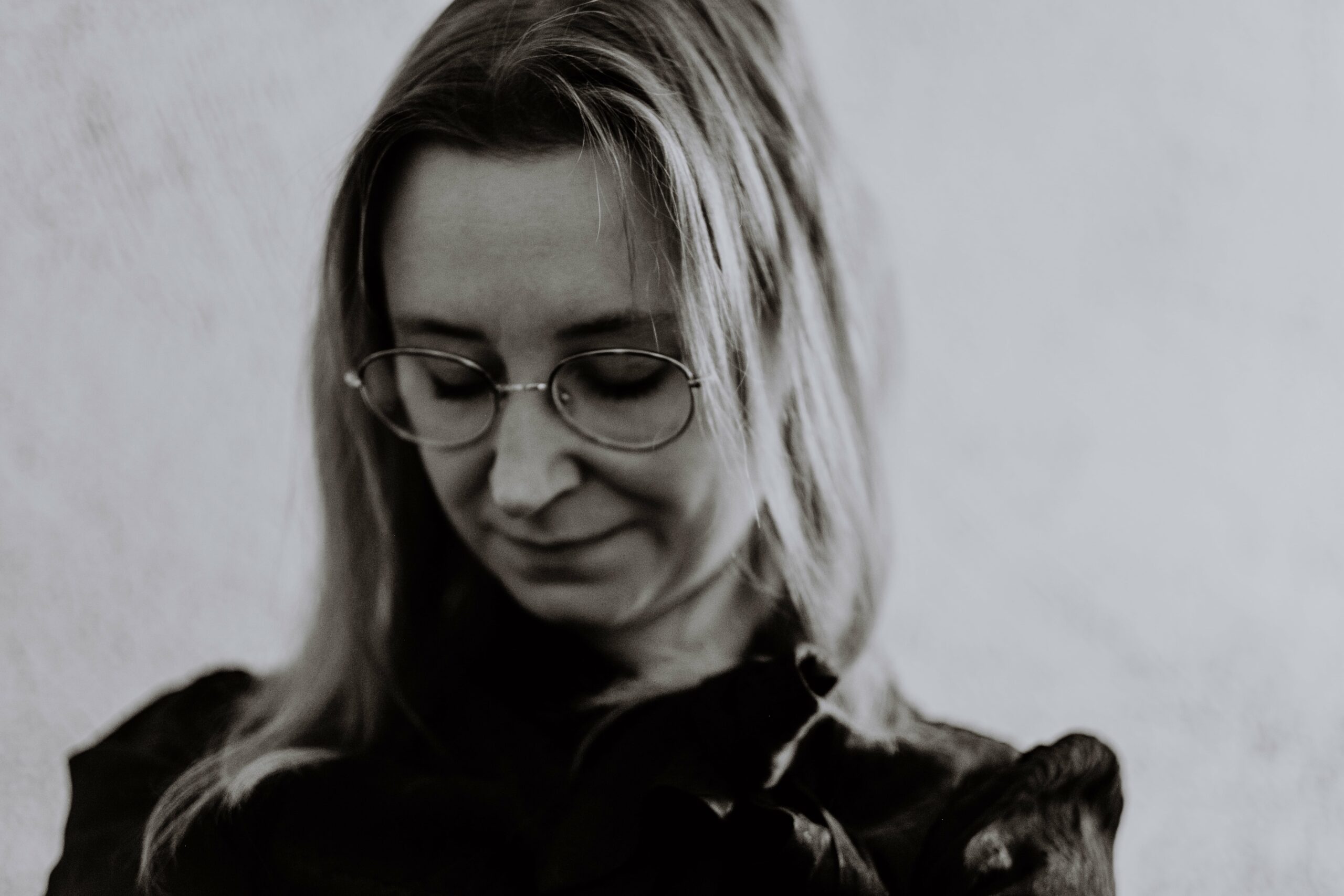 Portrait Laura, gesenkter Kopf