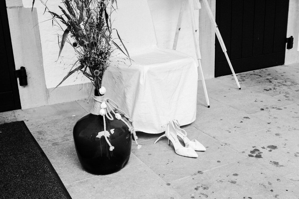 fraeuleinseelig.de_Hochzeit Reinbeker Schloss Brautschuhe bei der Trauung im Reinbeker Schloss