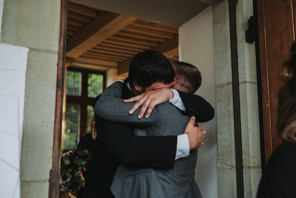 DSCF2103_websize-min Bräutigam und Trauzeuge umarmen sich