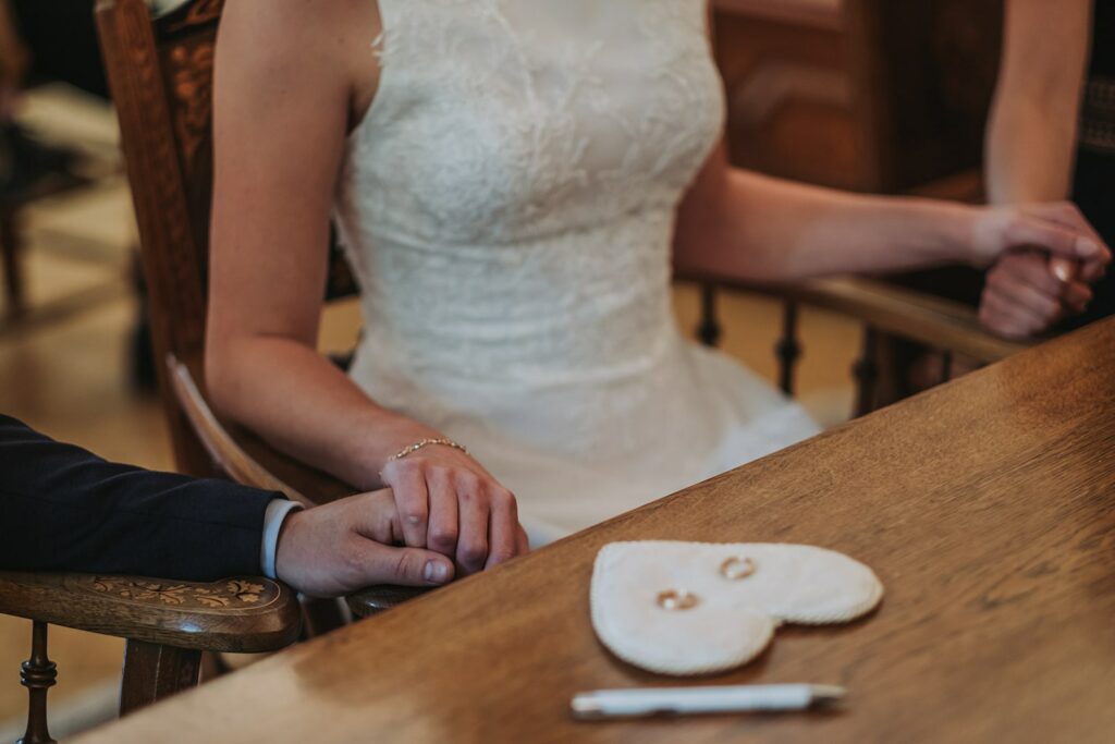 fraeuleinseelig.de/Standesamt Braut hält Hand vom Bräutigam beim Standesamt