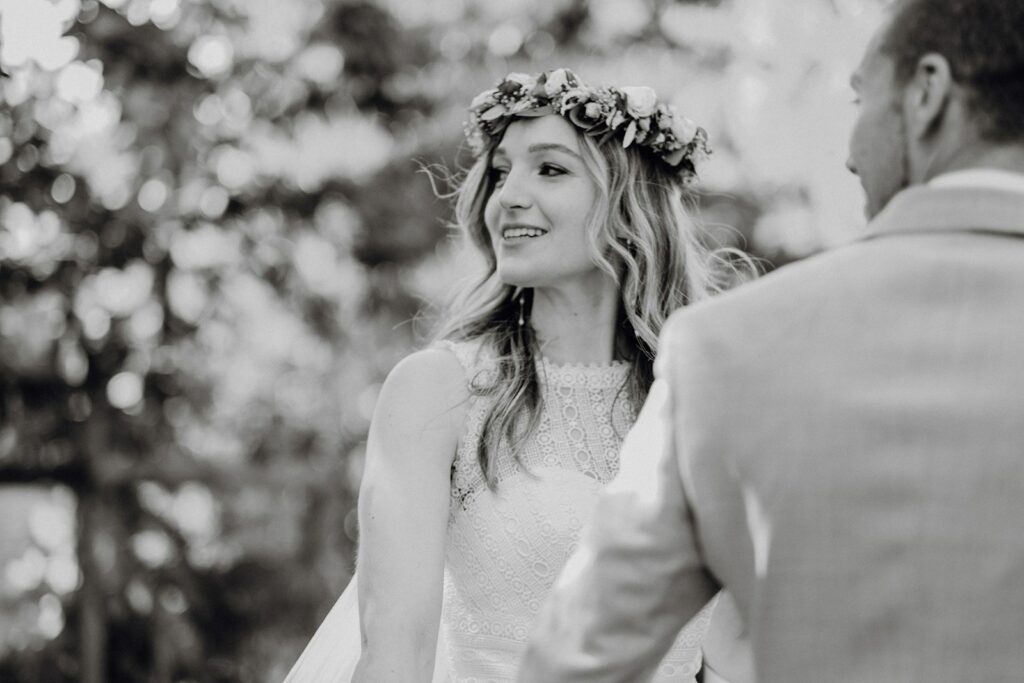 DSCF3066_websize-min schwarzweiß Foto einer Braut nach der Trauung