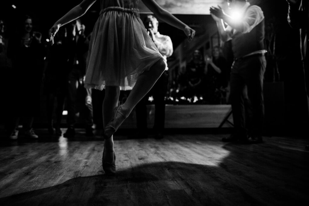 fraeuleinseelig.de_Hochzeitsfeier_Kiel Mädchen tanzt auf der Tanzfläche auf einer Hochzeit