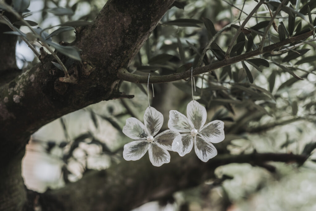 fraeuleinseelig.de_Absalonshorst240427_1 Ohrringe von alissaaccessories hängen im Olivenbaum im Absalonshorst