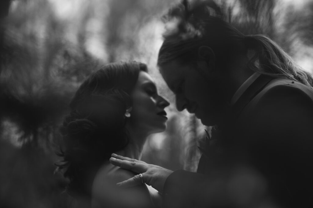 fraeuleinseelig.de_Absalonshorst240427_17 romantisches Brautpaarshooting unter der Apfelblüte im Absalonshorst