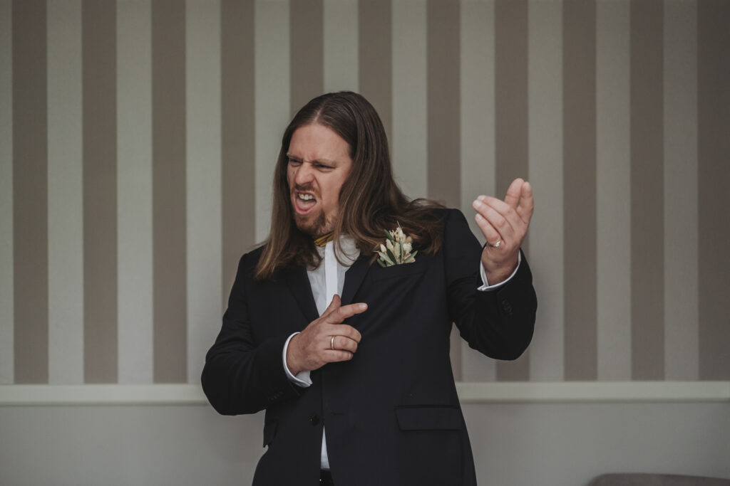 fraeuleinseelig.de_Absalonshorst240427_2 Bräutigam macht eine Rockpose beim Getting Ready im Absolnshorst