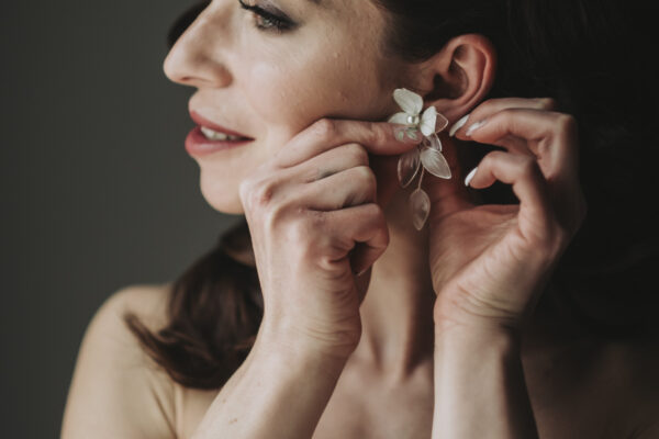 Braut beim Getting Ready macht die Ohrringe von alissaaccessories rein, Absolnshorst