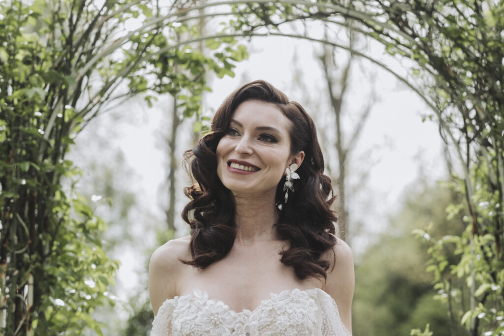 fraeuleinseelig.de_Absalonshorst240427_6 Braut auf dem Weg zum Traubogen im Absalonshorst