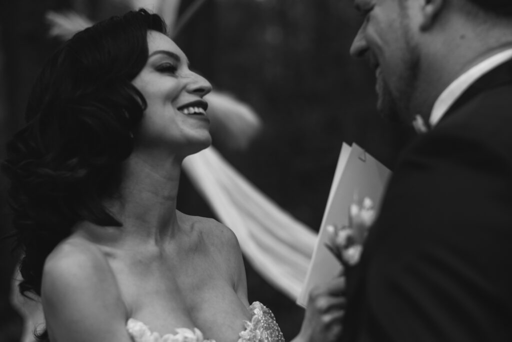 fraeuleinseelig.de_Absalonshorst240427_9 Hochzeitspaar spricht Ehegelübde bei freier Trauung