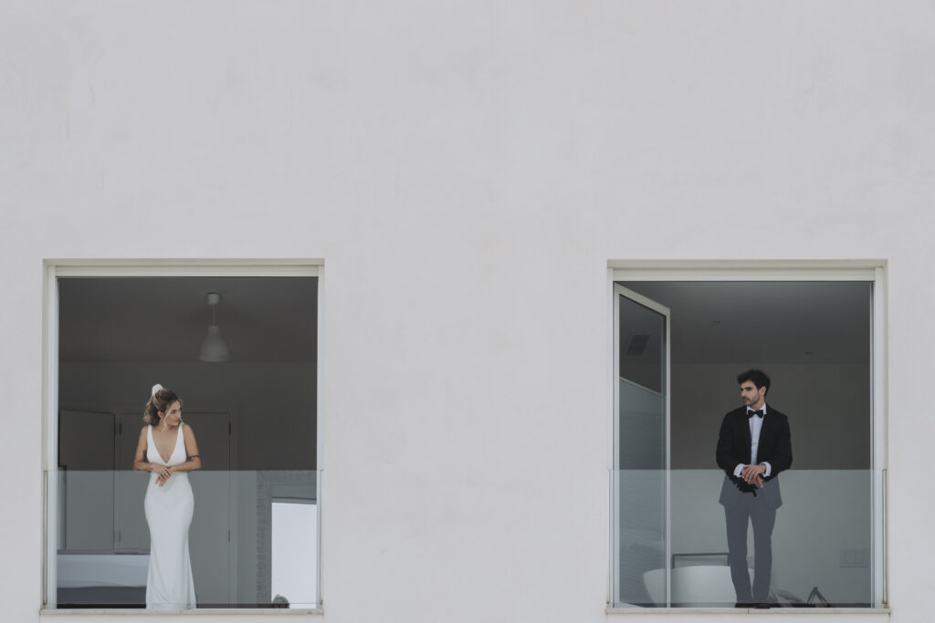 fraeuleinseelig.de_Mallorca-Hochzeit in einer Finca240415_1 First Look Paarshooting aus den Zimmern der Finca auf Mallorca