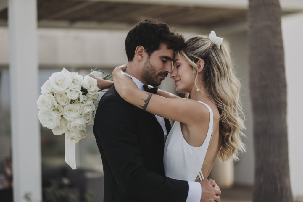 fraeuleinseelig.de_Mallorca-Hochzeit in einer Finca240415_3 innige und verbundene Umarmung des Hochzeitspaares auf Mallorca