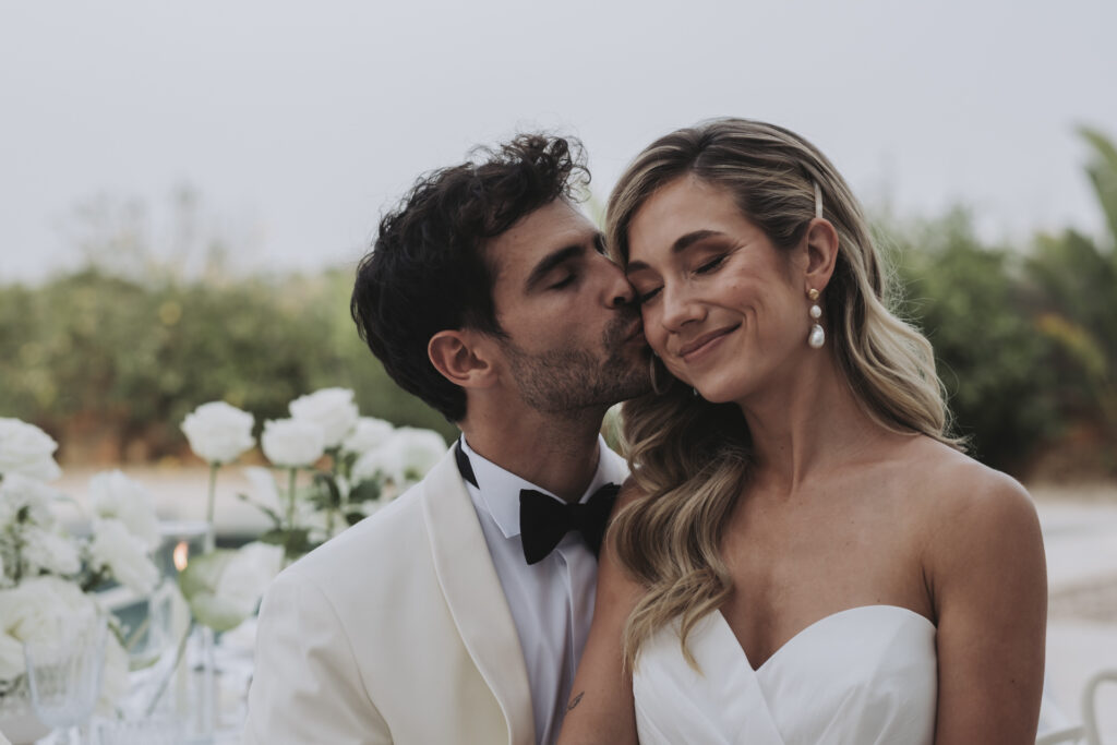 fraeuleinseelig.de_Mallorca-Hochzeit in einer Finca240415_5 romatnisches Bild des Hochzeitspaares am gedeckten Tisch in der Finca auf Mallorca