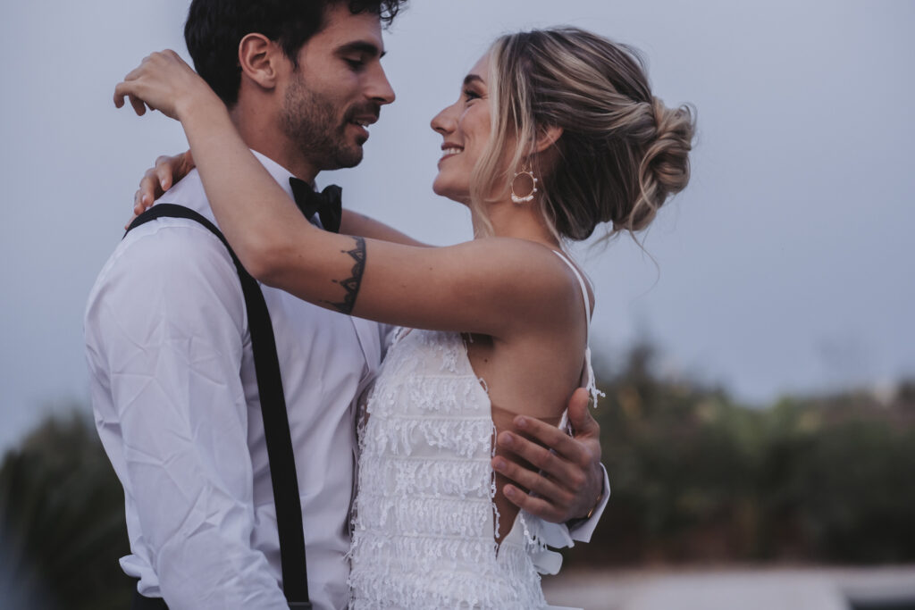 fraeuleinseelig.de_Mallorca-Hochzeit in einer Finca240415_7 Hochzeitspaar während der blauen Stunde