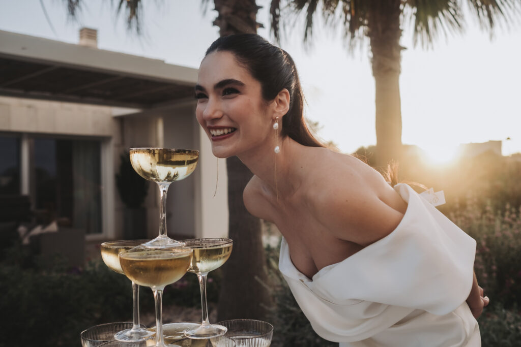 fraeuleinseelig.de_Mallorca-Hochzeit in einer Finca240416_9 lächelnde Braut vor dem Champagnertower